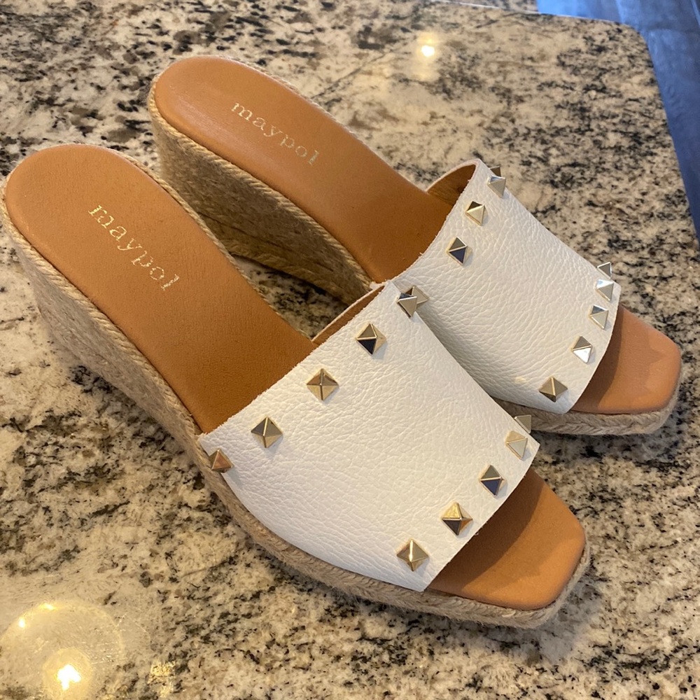 Maypole stuffed gold and white wedge